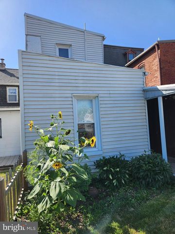 208 PERRY ST, Columbia, PA 17512