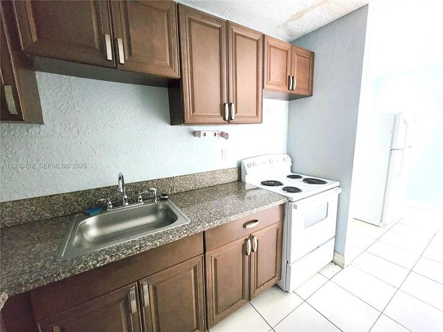 2141 NW 91st St B, Miami, FL 33147