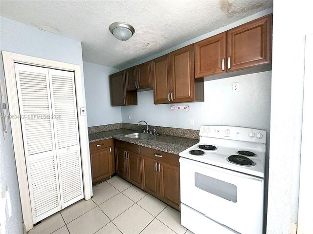 2141 NW 91st St B, Miami, FL 33147