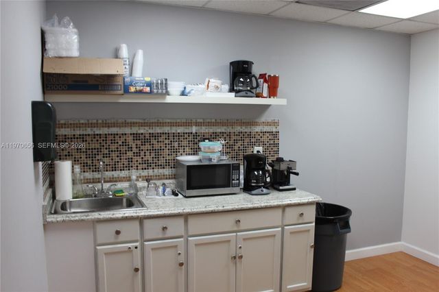 7620 NW 25 Street 1, Miami, FL 33122