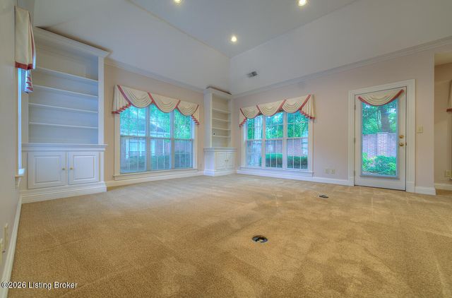 5939 Ashwood Bluff Dr, Louisville, KY 40207
