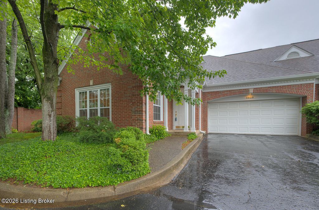 5939 Ashwood Bluff Dr, Louisville, KY 40207