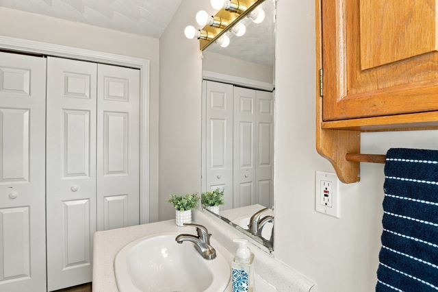 23 Nadine Ln, North Andover, MA 01845