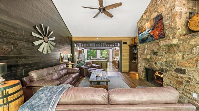 1115 Old Cartertown Road, Gatlinburg, TN 37738