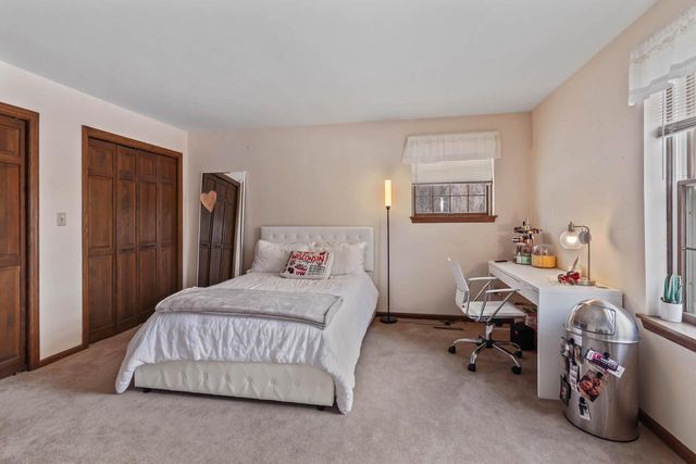 W290S4827 Parke LANE W, Waukesha, WI 53189