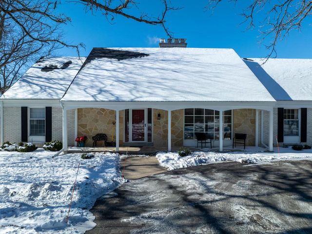 W290S4827 Parke LANE W, Waukesha, WI 53189