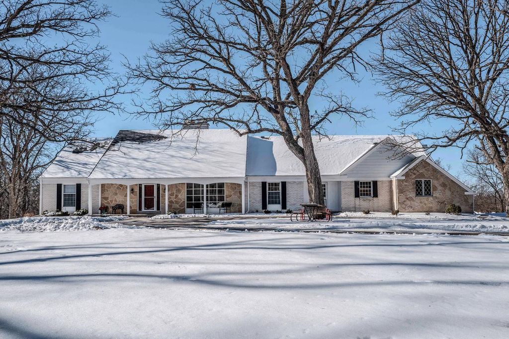 W290S4827 Parke LANE W, Waukesha, WI 53189