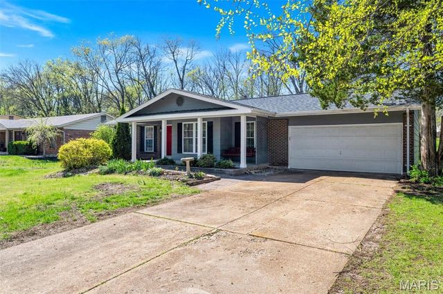 6937 Singingwood Lane, St Louis, MO 63129