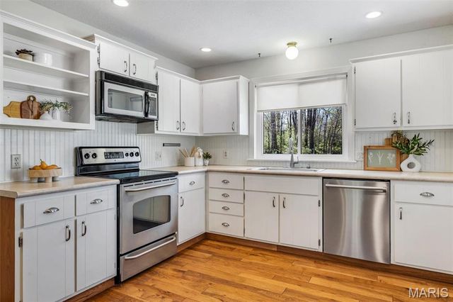 6937 Singingwood Lane, St Louis, MO 63129