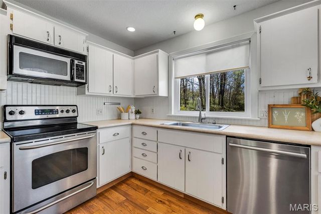 6937 Singingwood Lane, St Louis, MO 63129