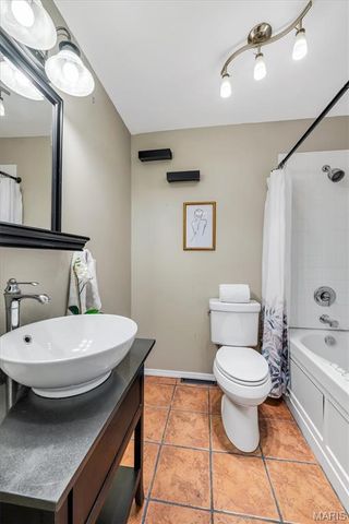 6937 Singingwood Lane, St Louis, MO 63129