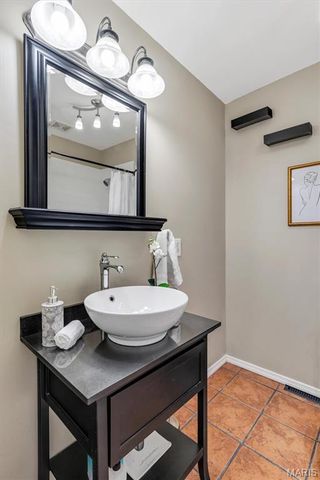 6937 Singingwood Lane, St Louis, MO 63129