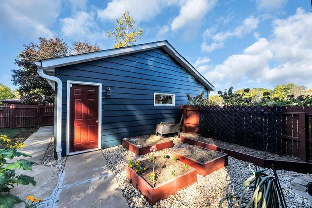 8140 236th AVENUE, Salem, WI 53168