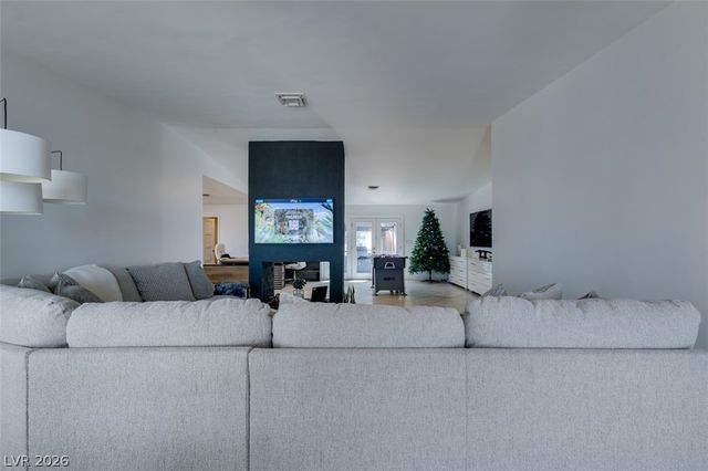 892 North Hollywood Boulevard, Las Vegas, NV 89110