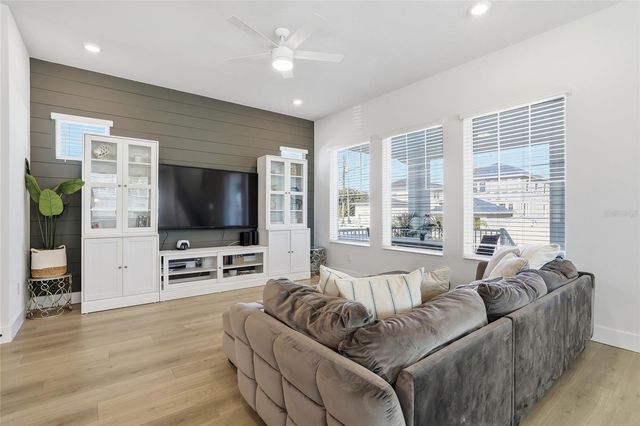 441 42ND AVENUE NE, St Petersburg, FL 33703