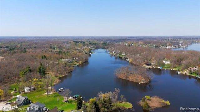 6354 Bennett Lake Road, Fenton, MI 48430