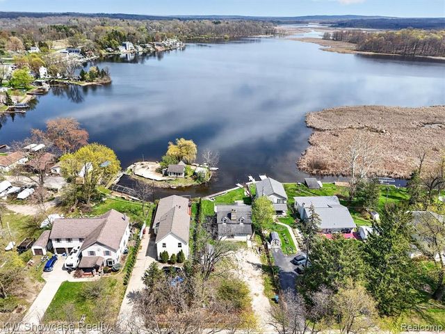 6354 Bennett Lake Road, Fenton, MI 48430