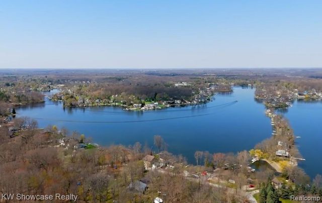 6354 Bennett Lake Road, Fenton, MI 48430