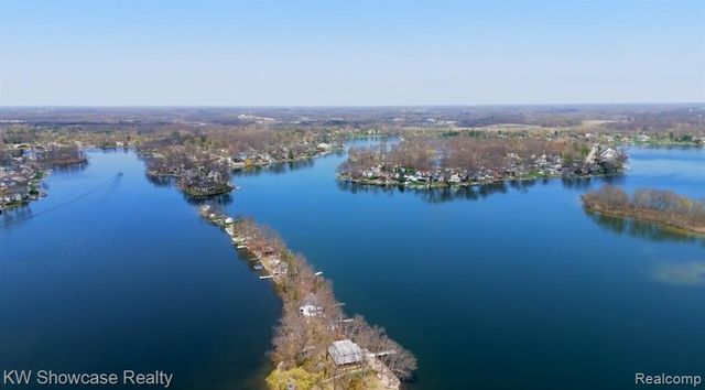 6354 Bennett Lake Road, Fenton, MI 48430