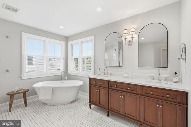 1527 N RANDOLPH ST, Arlington, VA 22207
