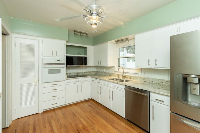 6428 Elmcrest Drive, Windsor Heights, IA 50324