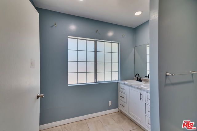 15013 Hartsook Street, Los Angeles, CA 91403