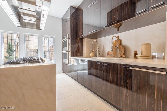 2928 Coast Line Court, Las Vegas, NV 89117