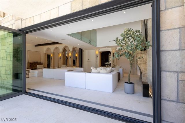 2928 Coast Line Court, Las Vegas, NV 89117