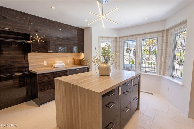 2928 Coast Line Court, Las Vegas, NV 89117