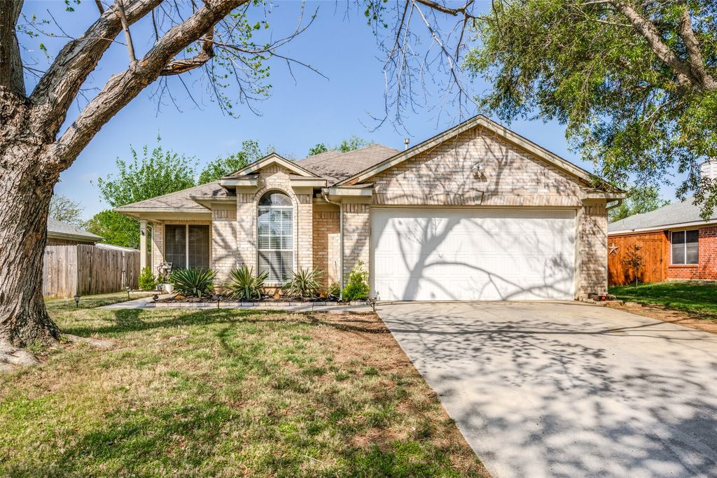 745 Winding Oak, Lake Dallas, TX 75065