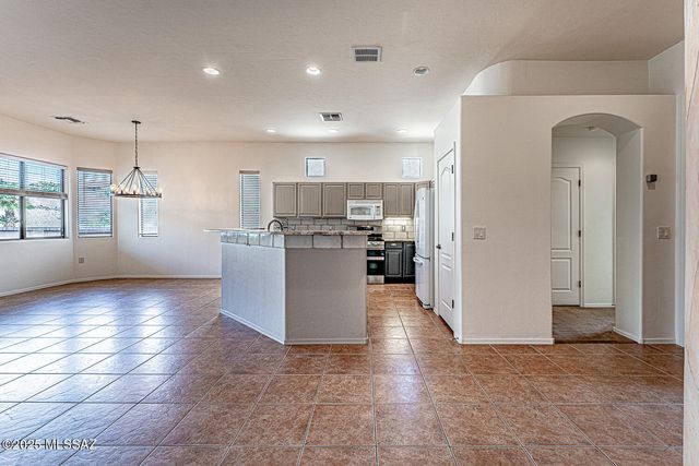 267 N Vía La Castellana, Green Valley, AZ 85614