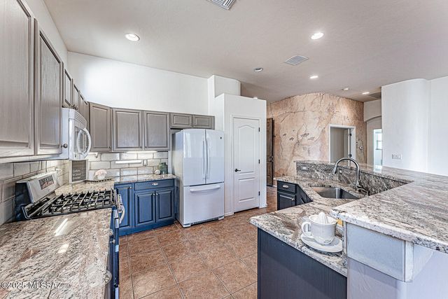 267 N Vía La Castellana, Green Valley, AZ 85614