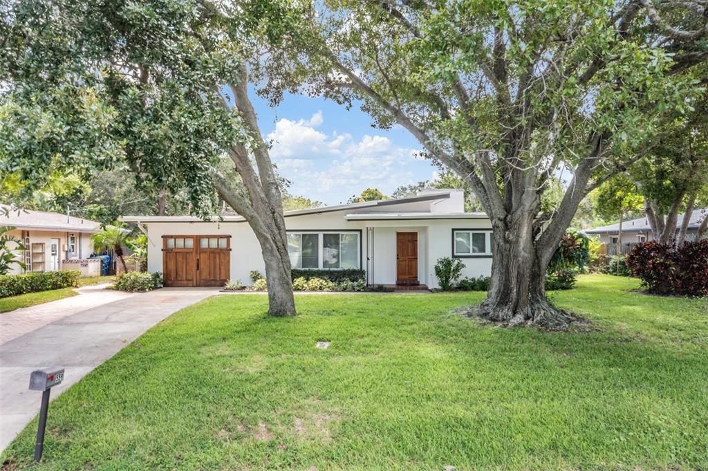 Image 2 of property listing at 559 OAKWOOD DRIVE, Largo, FL 33771