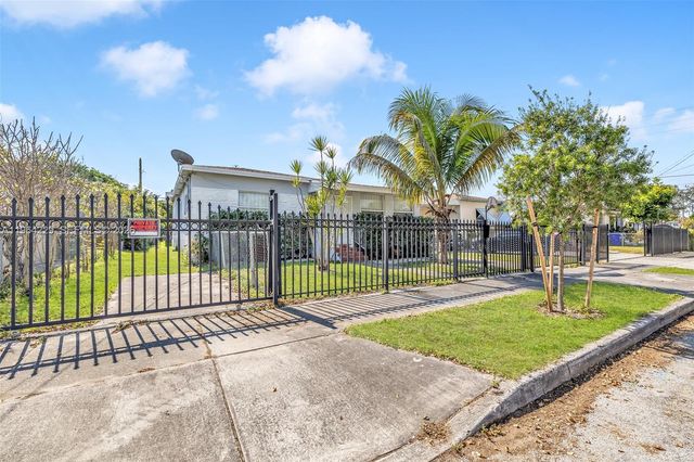 1176 NW 48th St, Miami, FL 33127