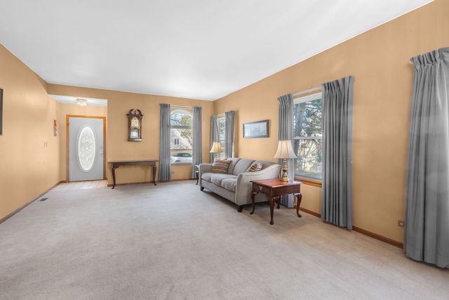 648 Thunderbird Trail, Carol Stream, IL 60188