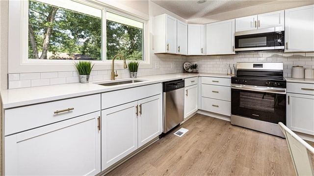 8406 E 93rd Terrace, Kansas City, MO 64138