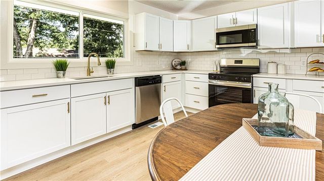 8406 E 93rd Terrace, Kansas City, MO 64138