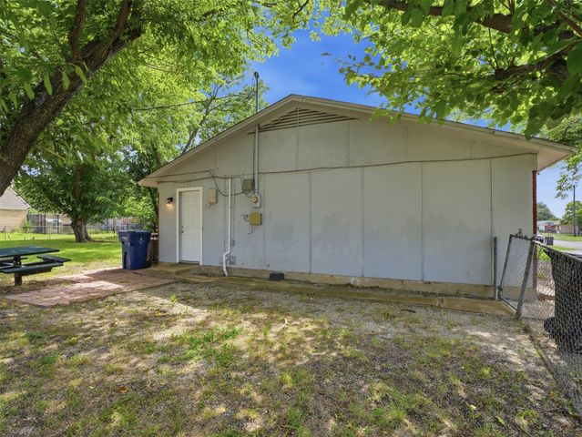 501 Rosewood Hills Drive, Garland, TX 75040