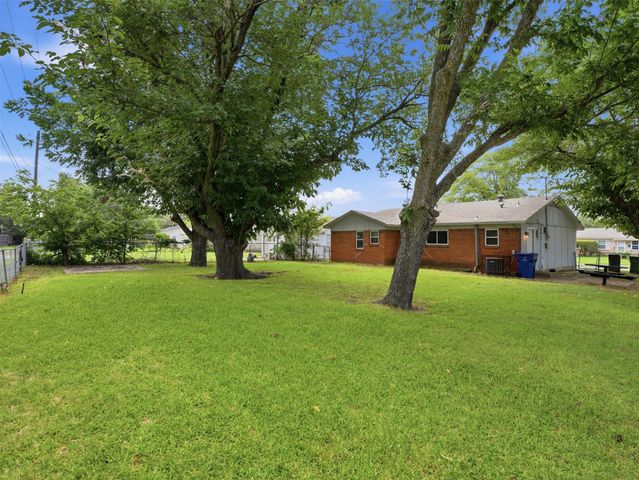 501 Rosewood Hills Drive, Garland, TX 75040