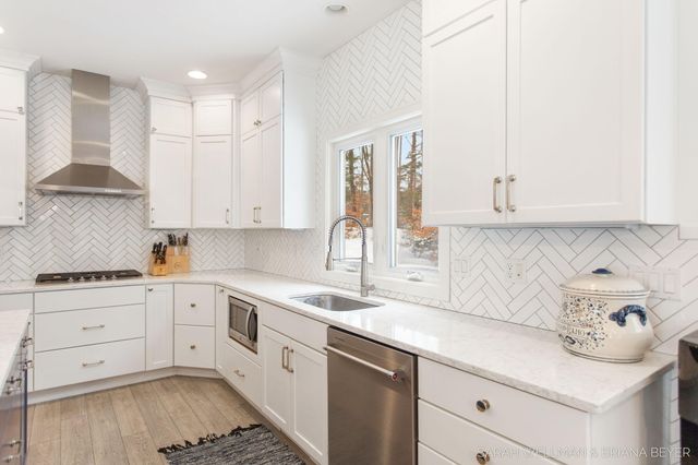 2009 W Lakewood Blvd, Holland, MI 49424