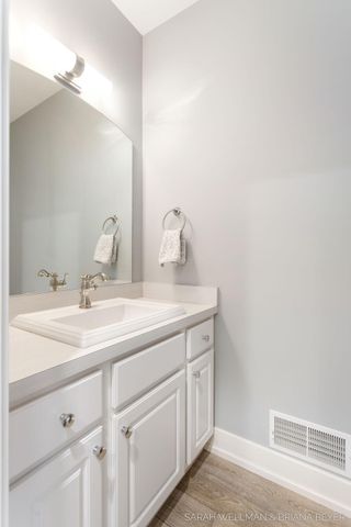 2009 W Lakewood Blvd, Holland, MI 49424