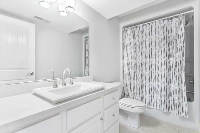 2009 W Lakewood Blvd, Holland, MI 49424