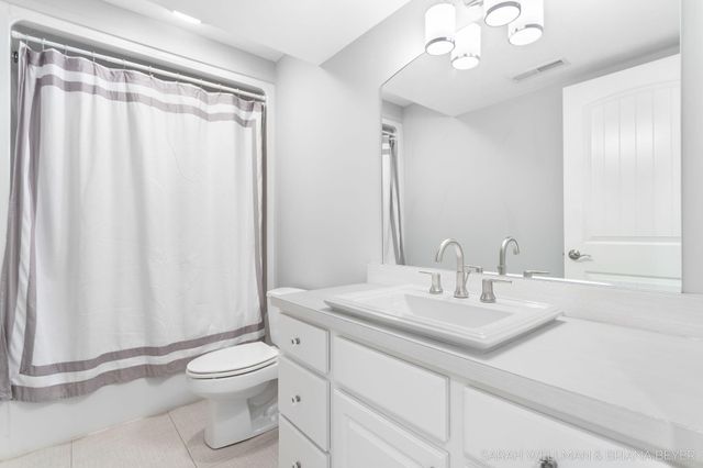 2009 W Lakewood Blvd, Holland, MI 49424