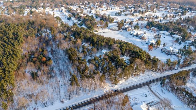 2009 W Lakewood Blvd, Holland, MI 49424