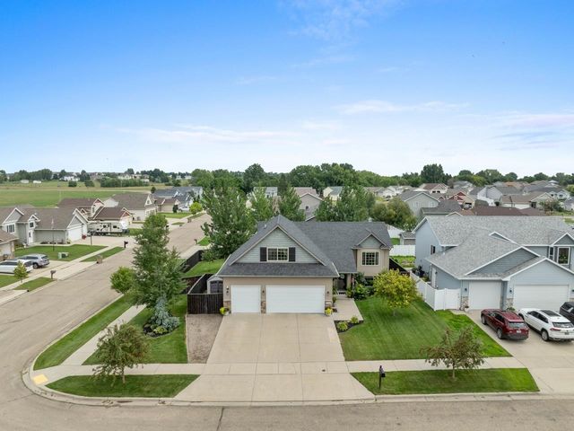 2721 Heritage Dr, Minot, ND 58703