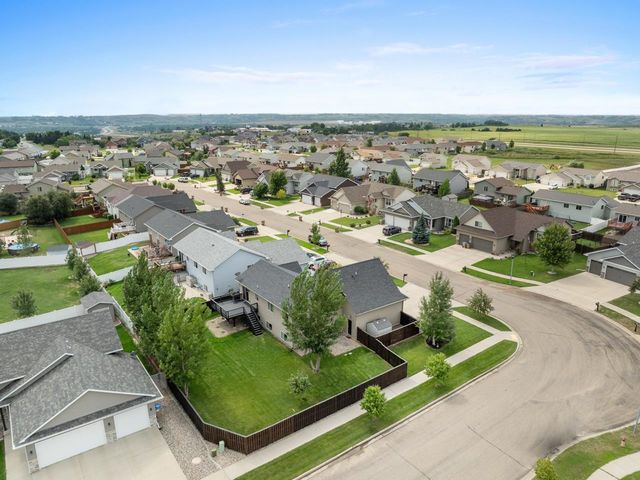2721 Heritage Dr, Minot, ND 58703