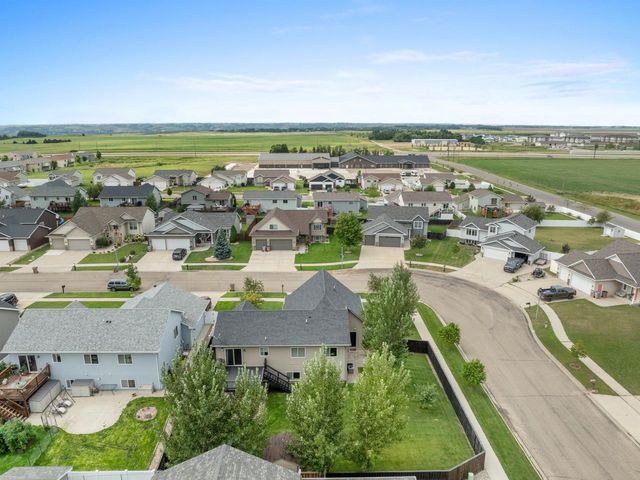 2721 Heritage Dr, Minot, ND 58703