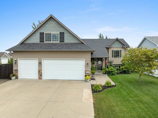 2721 Heritage Dr, Minot, ND 58703