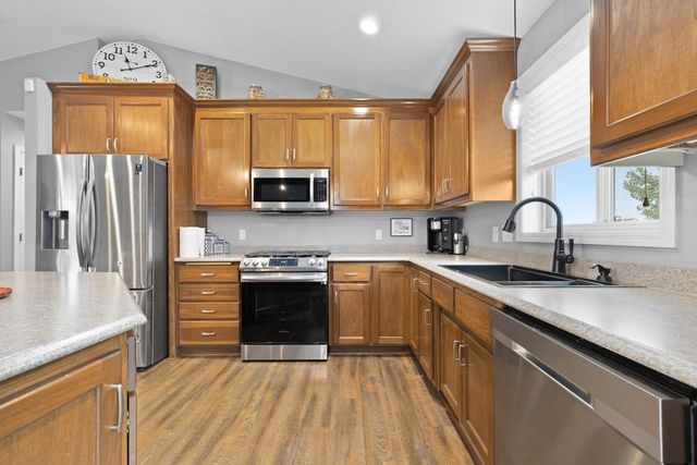 2721 Heritage Dr, Minot, ND 58703