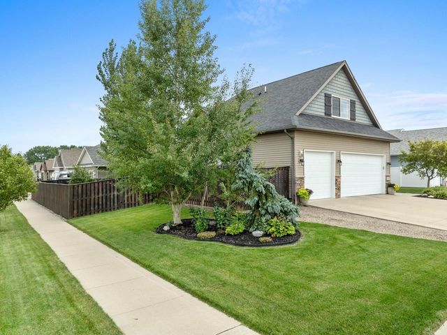 2721 Heritage Dr, Minot, ND 58703